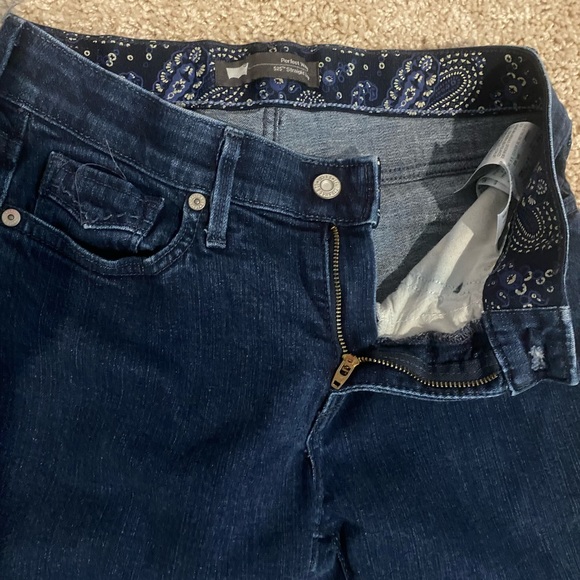 LEVI’S STRAIGHT LEG JEANS SIZE 4- WORN ONCE🛍 - Picture 4 of 6